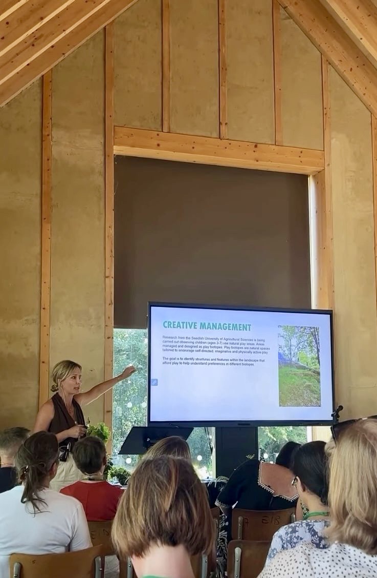 Mia Niklasson presenting a talk on creative management and play